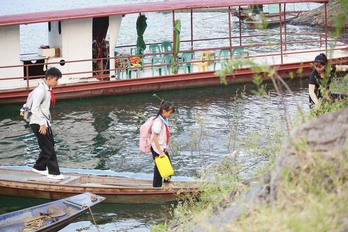 Theo phản ánh, học sinh thôn Ngòi Hoa, xã Mường Hoa, tỉnh Phú Thọ đi thuyền đến trường hằng ngày. (Ảnh: Báo Tiền phong).