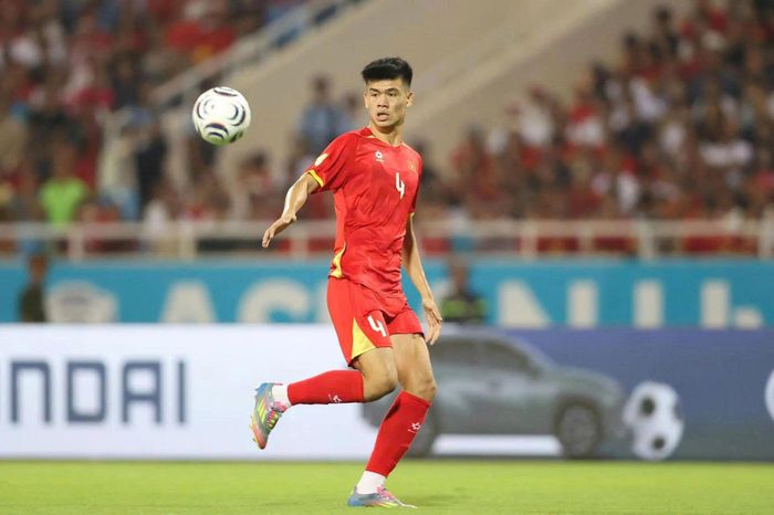 Đinh Quang Kiệt cầm Quốc kỳ cho Đoàn Thể thao Việt Nam tại Lễ khai mạc ASIAD 20.