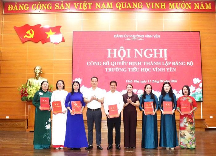 Lãnh đạo phường Vĩnh Yên trao Quyết định thành lập Đảng bộ Trường Tiểu học Vĩnh Yên.