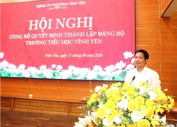 Ông Đào Chí Mạnh, Bí thư Đảng bộ, Hiệu trưởng Trường Tiểu học Vĩnh Yên phát biểu nhận nhiệm vụ