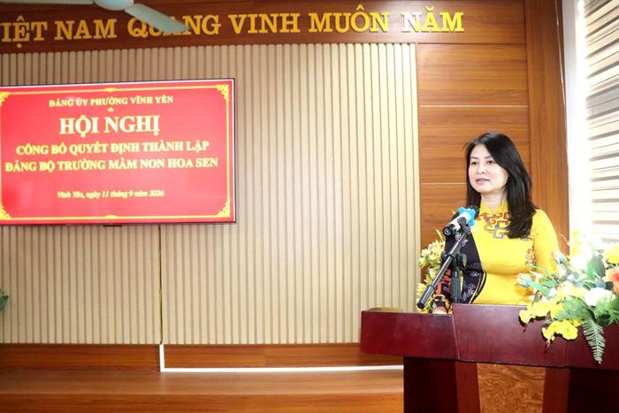 Bà Nguyễn Thị An, Bí thư Đảng bộ, Hiệu trưởng Trường Mầm non Hoa Sen phát biểu nhận nhiệm vụ.