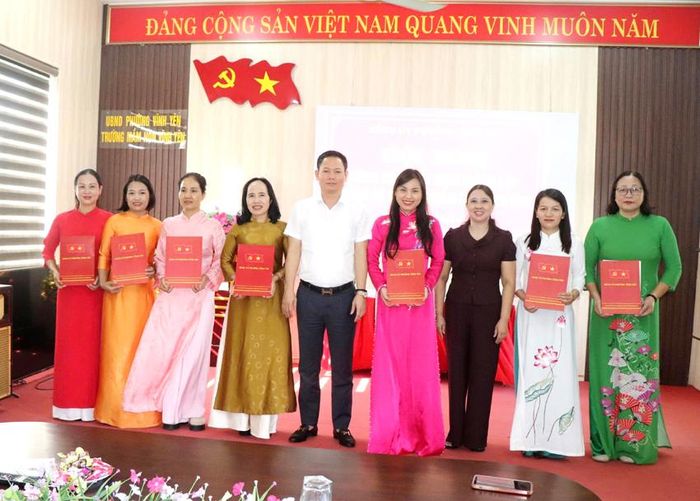 Lãnh đạo phường Vĩnh Yên trao Quyết định thành lập Đảng bộ Trường Mầm non Vĩnh Yên.