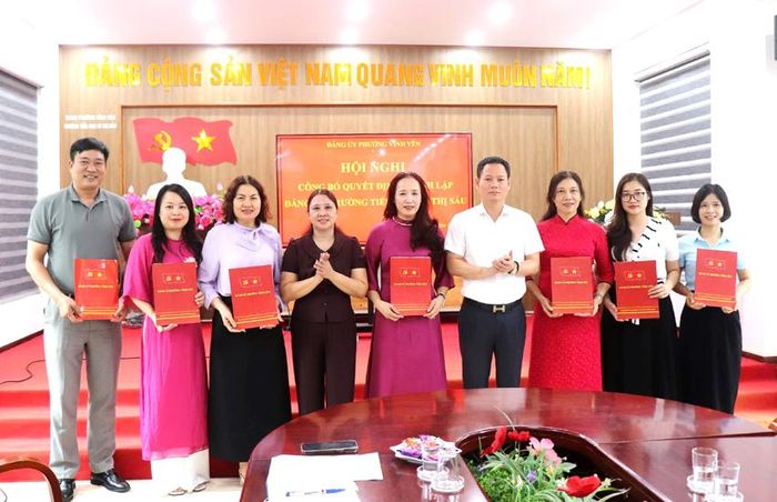 Lãnh đạo phường Vĩnh Yên trao Quyết định thành lập Đảng bộ Trường Tiểu học Võ Thị Sáu.