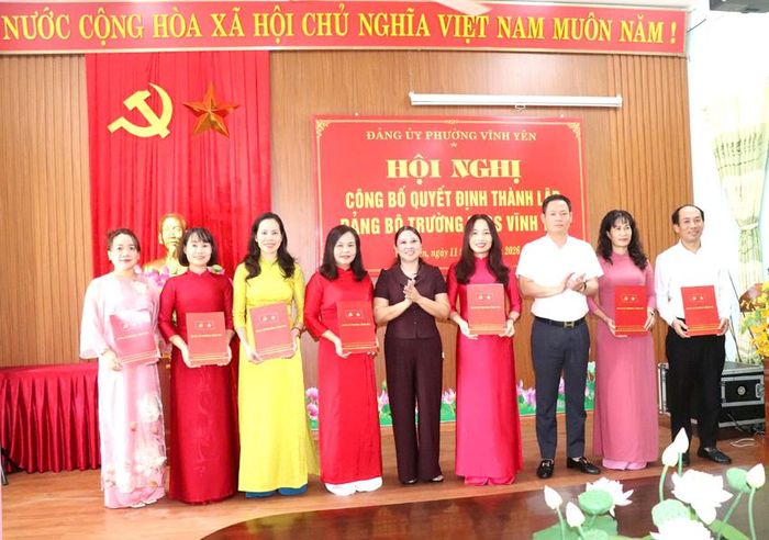Lãnh đạo phường Vĩnh Yên trao Quyết định thành lập Đảng bộ Trường THCS Vĩnh Yên.