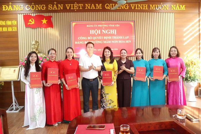 Ông Nguyễn Thái Sơn, Ủy viên Ban Thường vụ Đảng ủy, Trưởng phòng Văn hóa - Xã hội phường trao Quyết định thành lập Đảng bộ Trường Mầm non Hoa Sen.