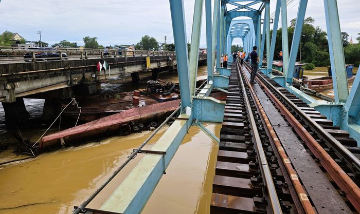 Ngay sau khi nhận được thông tin, lãnh đạo Sở Xây dựng Quảng Trị, Công an tỉnh và lãnh đạo UBND xã Nam Hải Lăng cùng Đoạn quản lý đường thủy nội địa (đơn vị quản lý cầu đường sắt và cầu đường bộ) đã có mặt tại hiện trường cùng các lực lượng, đơn vị chức năng kiểm tra, xác định tình hình và tìm phương án xử lý.