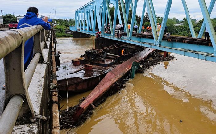 Nước lũ chảy mạnh, việc đưa những chiếc sà lan khỏi vị trí gặp không ít khó khăn.