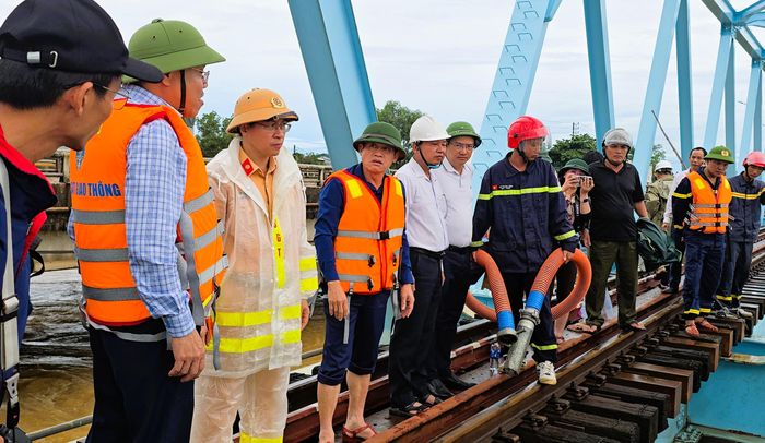 Phó chủ tịch UBND tỉnh Quảng Trị Lê Văn Bảo và Phó chủ tịch UBND tỉnh Lê Đức Tiến; lãnh đạo Tập đoàn Đường sắt Quốc gia Việt Nam cũng khẩn trương tới hiện trường trực tiếp chỉ đạo phương án xử lý.
