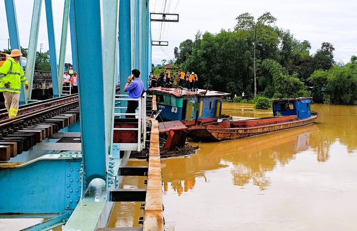Lực lượng Cảnh sát Phòng cháy, chữa cháy và cứu nạn cứu hộ triển khai phương án xử lý sà lan khỏi vị trí đang bị mắc kẹt dưới cầu.