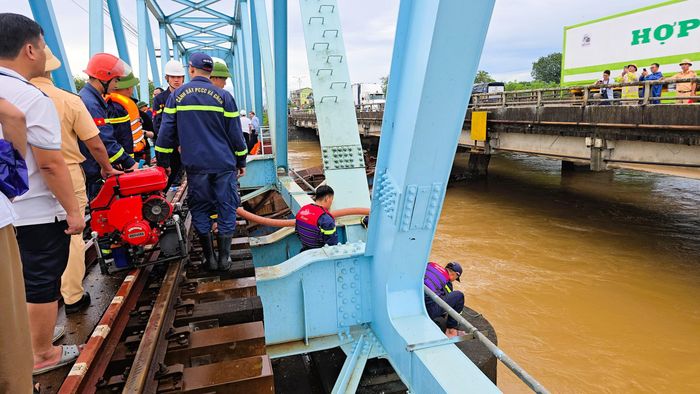 Đồng thời, lực lượng chức năng triển khai phương án lắp đặt máy bơm để bơm nước vào chiếc sà lan lớn còn nổi đang mắc kẹt để sà lan bớt nổi lên nhằm giảm ảnh hưởng đến dầm cầu nếu nước lũ dâng cao hơn...
