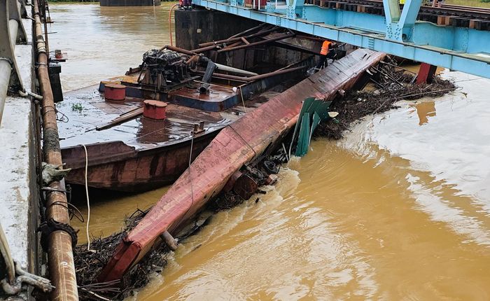 Đến tối cùng ngày, 2 sà lan còn lại vẫn đang được các đơn vị nỗ lực giải cứu khỏi cầu đường sắt và cầu đường bộ Mỹ Chánh.