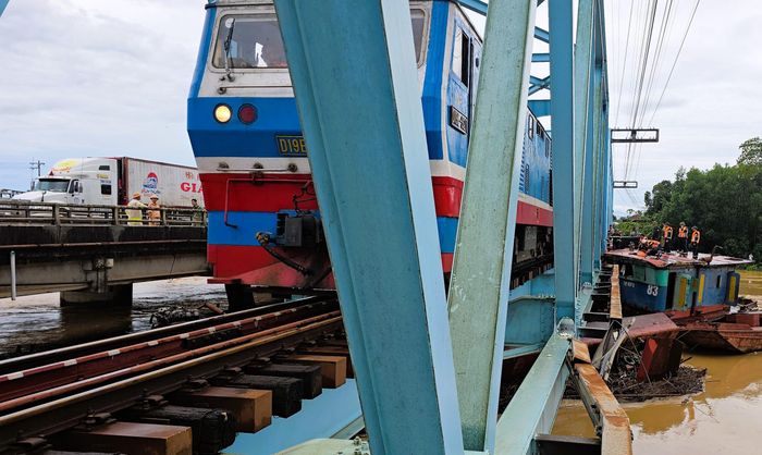 Trong 3 sà lan trôi dạt về mắc kẹt, có hai chiếc mắc kẹt dưới cầu, trong đó một chiếc nổi, một chiếc chìm nghiêng. Chiếc sà lan còn lại nhỏ hơn, nằm phía sau chiếc sà lan nổi đang mắc kẹt dưới cầu.