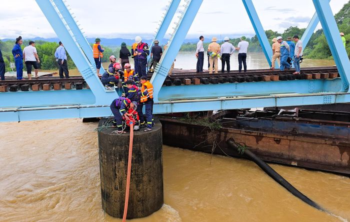 Khoảng gần 18h, chiếc sà lan nhỏ còn nổi được cắt dây và trôi khỏi vị trí mắc kẹt.