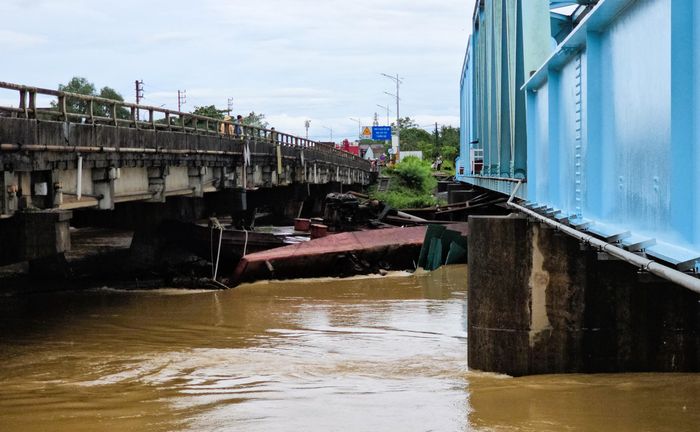 Trước đó, khoảng 14h15 cùng ngày, 3 sà lan bị nước lũ cuốn trôi về mắc kẹt tại trụ cầu đường sắt Mỹ Chánh (Km 651+084 đường sắt Bắc - Nam) và cầu đường bộ Mỹ Chánh tại Km788+357 QL1 (phía hạ lưu cầu đường sắt) đoạn qua xã Nam Hải Lăng.