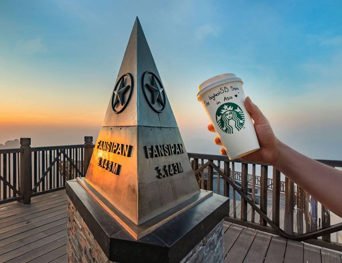 Thưởng thức Starbucks Fansipan - cửa hàng Starbucks cao nhất châu Á.
