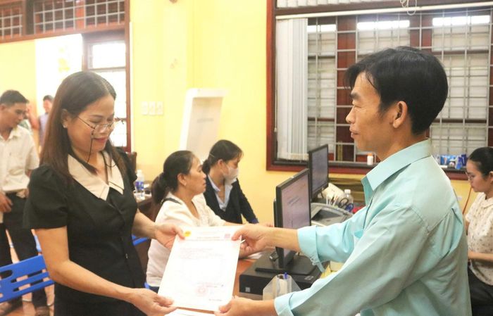 Bộ chỉ số đánh giá KPI đặc biệt coi trọng chất lượng phục vụ người dân, doanh nghiệp của cán bộ xã, phường. Ảnh: Tấn Tài