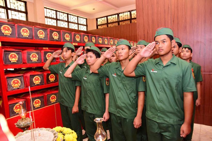 Các thành viên trong đoàn đã dành phút tưởng niệm, bày tỏ lòng thành kính, biết ơn sâu sắc đối với những Anh hùng liệt sĩ
