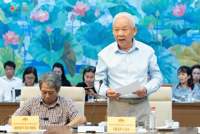 Nguyên Phó Chủ nhiệm Ủy ban Tài chính - Ngân sách Trần Văn phát biểu tại tọa đàm. Ảnh: Hồ Long