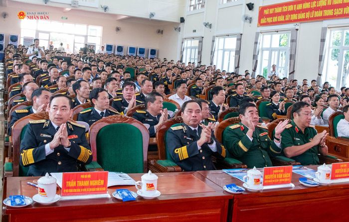 Cán bộ, chiến sỹ Quân chủng Hải quân dự cuộc làm việc