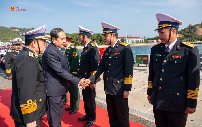 Chủ tịch Quốc hội Trần Thanh Mẫn với lãnh đạo Lữ đoàn Tàu ngầm 189