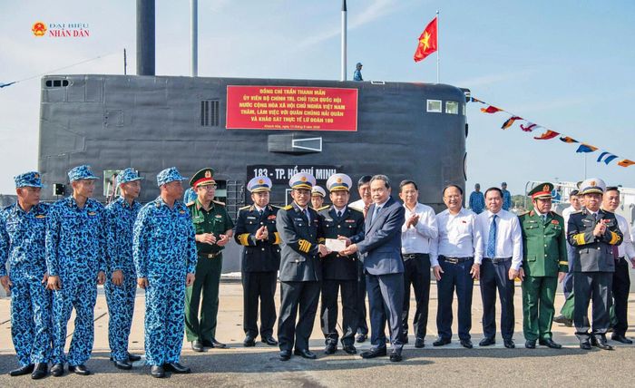Chủ tịch Quốc hội Trần Thanh Mẫn tặng quà cho thủy thủ Quân chủng Hải quân và Lữ đoàn Tàu ngầm 189. Ảnh: TTXVN