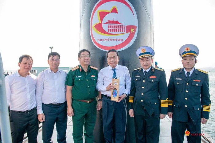 Tư lệnh Hải quân, Phó Đô đốc Trần Thanh Nghiêm tặng Chủ tịch Quốc hội Trần Thanh Mẫn chai nước biển ở độ sâu mà tàu ngầm đã Việt Nam đã chinh phục tới