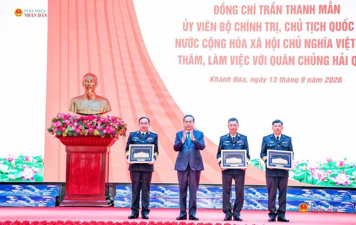 Chủ tịch Quốc hội Trần Thanh Mẫn trao biểu trưng Nhà Quốc hội tặng Quân chủng Hải Quân