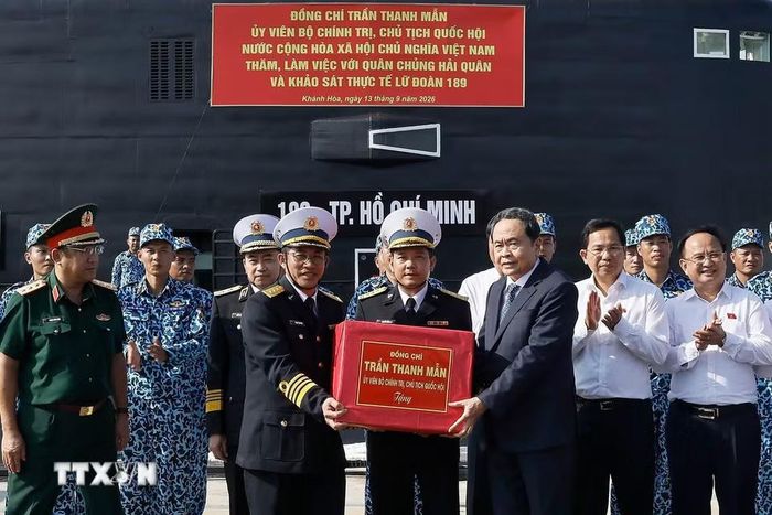 Chủ tịch Quốc hội Trần Thanh Mẫn tặng quà cho thủy thủ Quân chủng Hải quân và Lữ đoàn Tàu ngầm 189. Ảnh: TTXVN