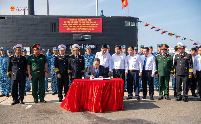 Chủ tịch Quốc hội Trần Thanh Mẫn viết sổ Lưu niệm truyền thống Lữ đoàn Tàu ngầm 189