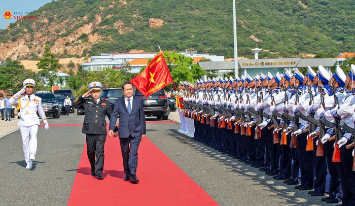Chủ tịch Quốc hội Trần Thanh Mẫn duyệt đội danh dự Lữ đoàn Tàu ngầm 189