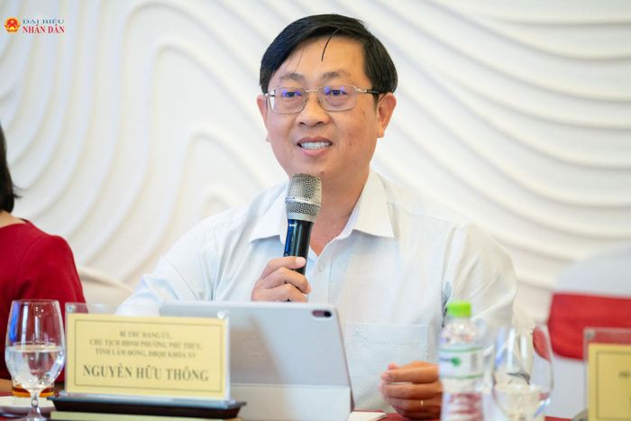 Bí thư Đảng ủy, Chủ tịch HĐND Phường Phú Thủy, tỉnh Lâm Đồng Nguyễn Hữu Thông chia sẻ tại tọa đàm. Ảnh: Phạm Thắng