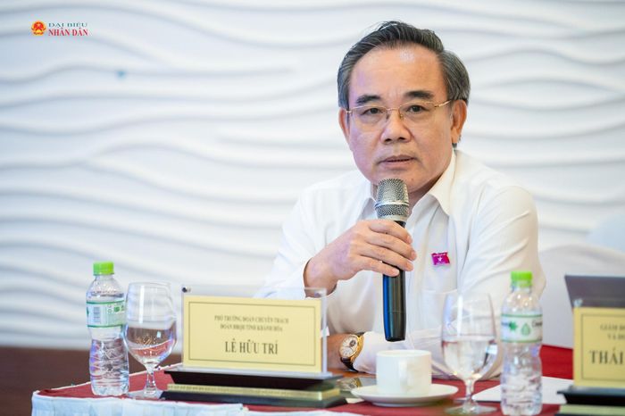 Phó Trưởng Đoàn ĐBQH chuyên trách Đoàn ĐBQH tỉnh Khánh Hòa Lê Hữu Trí phát biểu. Ảnh: Phạm Thắng