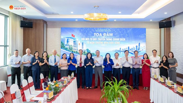 Tổng Biên tập Báo Đại biểu Nhân dân Phạm Thị Thanh Huyền và các đại biểu dự tọa đàm. Ảnh: Phạm Thắng