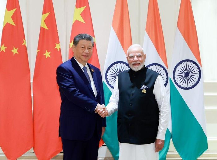 Chủ tịch Trung Quốc Tập Cận Bình và Thủ tướng Ấn Độ Narendra Modi gặp mặt bên lề Hội nghị thượng đỉnh BRICS lần thứ 18, New Delhi, Ấn Độ, ngày 12/9. Ảnh: Xinhua