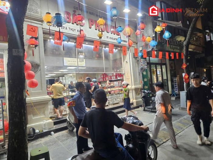 Cở sở sản xuất bánh trung thu Bảo Phương lượng khách lẻ ra vào mua bánh giờ tan tầm.