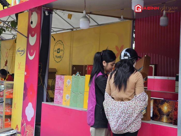 Thi thoảng mới có một vài khách qua hỏi mua bánh Trung thu.