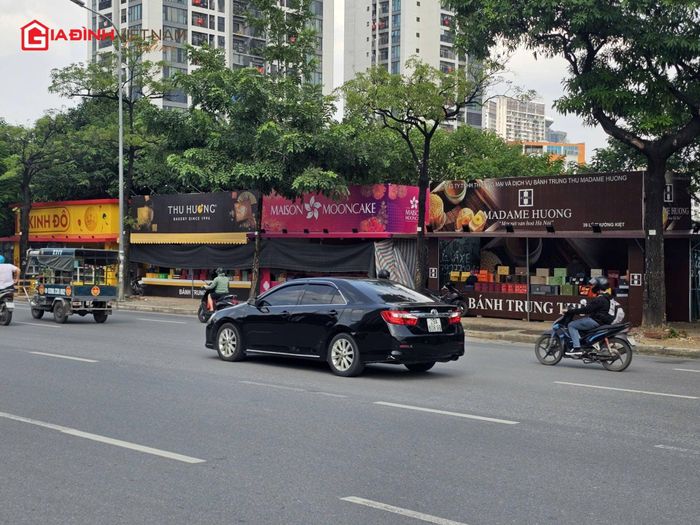 Trên con phố Tố Hữu, các quầy hàng bánh Trung thu vắng khách không có người vào.