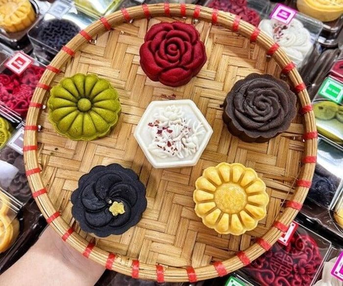Bánh Trung thu handmade với nhiều hình dạng mẫu mã phong phú.