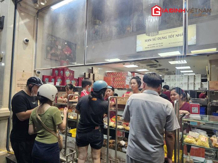 Khách hàng mua bánh Trung thu Bảo Phường chủ yếu là người trung niên trở lên, chiếm khoảng 70–80%.