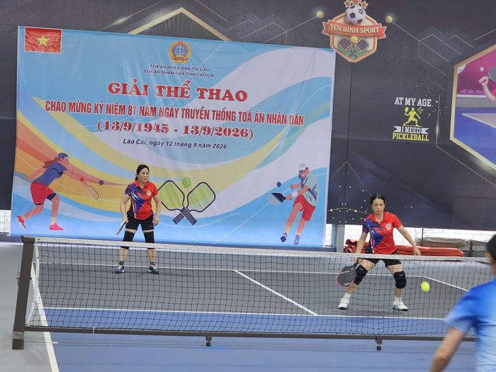 Trên sân, các vận động viên thi đấu quyết tâm, tuân thủ điều lệ, thể hiện tinh thần đoàn kết, trung thực và cao thượng.