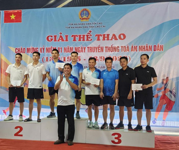 Đồng chí Phạm Hồng Quân, Phó bí thư Đảng uỷ, Phó Chánh án TAND tỉnh Lào Cai trao giải cho các VĐV đạt thành tích.