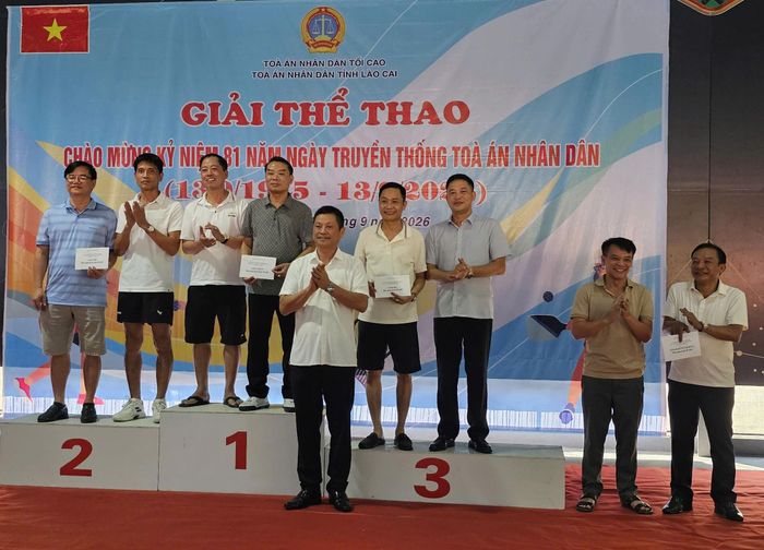 Đồng chí Lê Thái Hưng, Tỉnh ủy viên, Bí thư Đảng ủy, Chánh án TAND tỉnh Lào Cai trao giải cho các VĐV đạt thành tích.