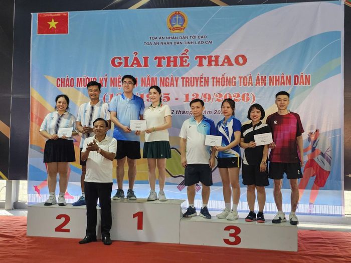 Đồng chí Phùng Chí Thiện- Ủy viên BTV, Phó Chánh án TAND tỉnh Lào Cai trao giải cho các VĐV đạt thành tích.