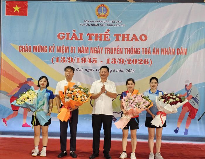 Đồng chí Lê Thái Hưng, Tỉnh ủy viên, Bí thư Đảng ủy, Chánh án TAND tỉnh Lào Cai tặng hoa cho 3 đại diện 3 đoàn VĐV và tổ trọng tài.