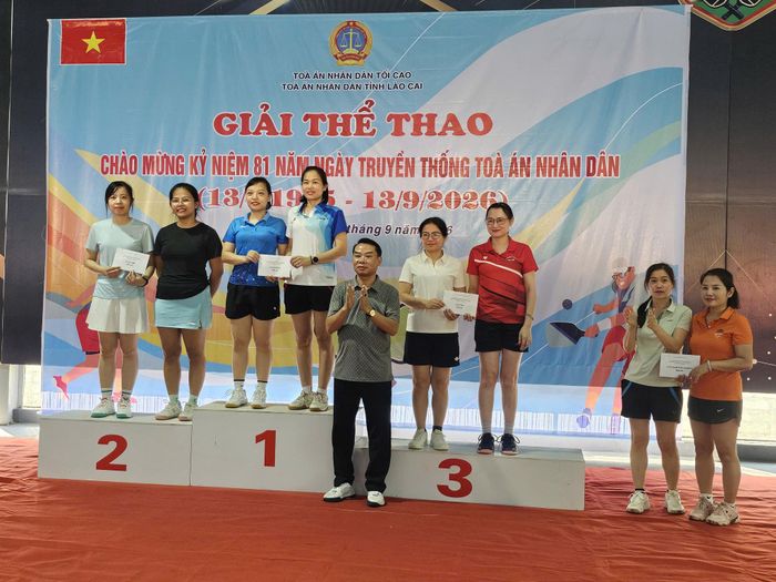 Đồng chí Trần Văn Nghĩa, Uỷ viên BTV, Phó Chánh án TAND tỉnh Lào Cai trao giải cho các VĐV đạt thành tích.