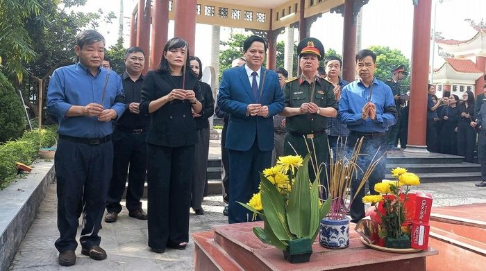 Các đại biểu dâng hương tưởng niệm liệt sĩ tại lễ truy điệu và an táng hài cốt liệt sĩ ở Nghĩa trang Liệt sĩ xã Yên Châu.