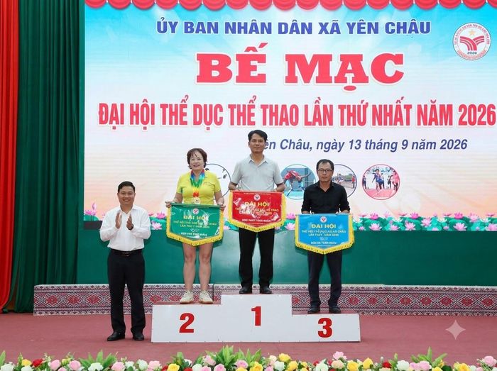 Ban tổ chức trao giải toàn đoàn cho các đội