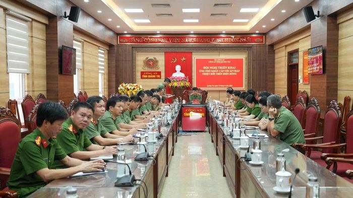 Công an tỉnh Quảng Trị họp các đơn vị, phòng ban và trực tuyến đến Công an các xã, phường, đặc khu trên địa bàn về công tác chủ động phòng chống áp thấp nhiệt đới và mưa lớn.