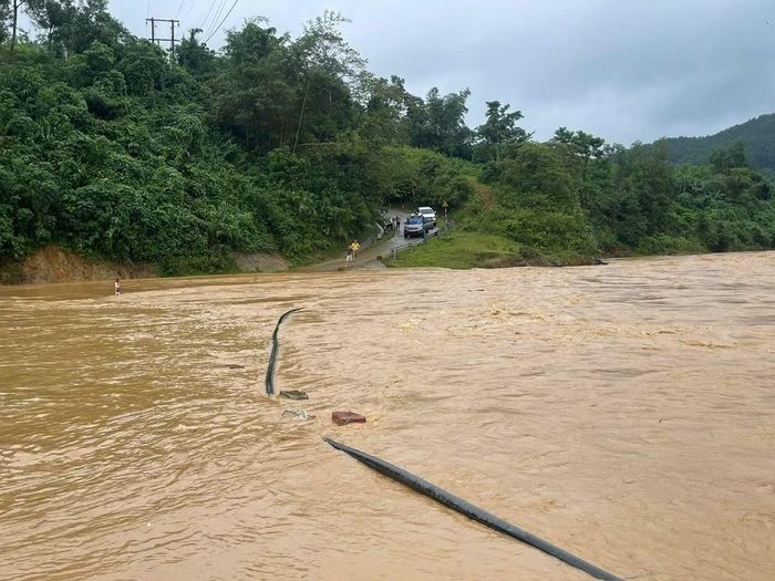 Mưa lớn gây ngập một số tuyến đường, cầu tràn ở xã Bến Quan, tỉnh Quảng Trị.