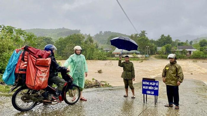 Công an xã Bến Quan phối hợp với các đơn vị liên quan đặt cảnh báo và trực ở các điểm nguy hiểm để bảo vệ tài sản, tính mạng cho người dân.
